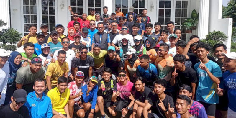 Puluhan Pelari Tempuh 120 Kilometer Demi Sampaikan Dukungan kepada Bima Arya