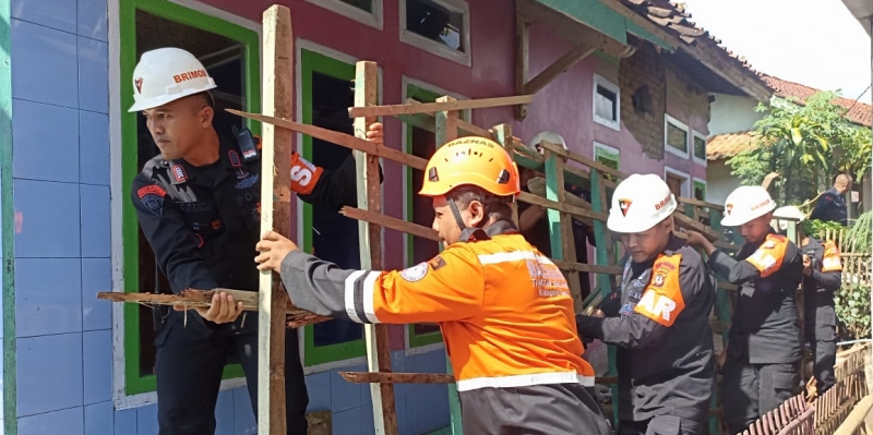 Baznas Bersihkan Bangunan Roboh Imbas Gempa Bumi di Garut