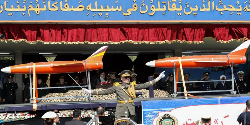 Gelar Parade Militer, Iran Tunjukkan Siap Lawan Israel Kapan Saja