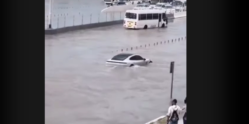 Video viral yang menunjukkan Porsche Taycan menerjang banjir di Dubai/Repro