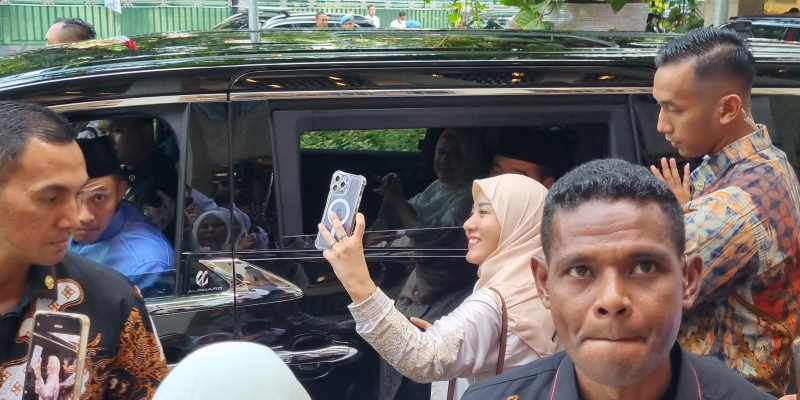 Jokowi Diserbu Jemaah: Pak Selfie Pak...