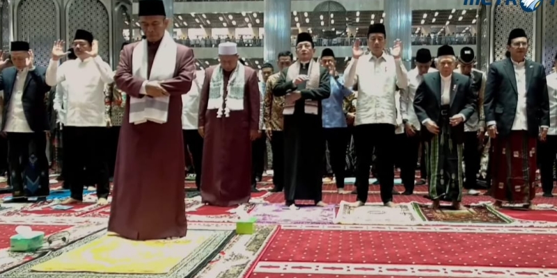 Dipimpin Imam Masjid Istiqlal, Jokowi-Maruf Salat Id di Barisan Paling Depan