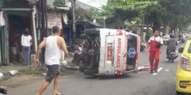 Ambulans Terguling Usai Tabrak Pesepeda di Tulungagung