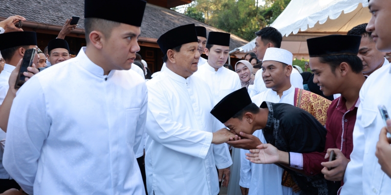 Menteri Pertahanan Prabowo Subianto melaksanakan ibadah salat Idulfitri 1445 Hijriah di Masjid Nurul Wathon di Padepokan Garuda Yaksa, Hambalang, Bogor/Ist