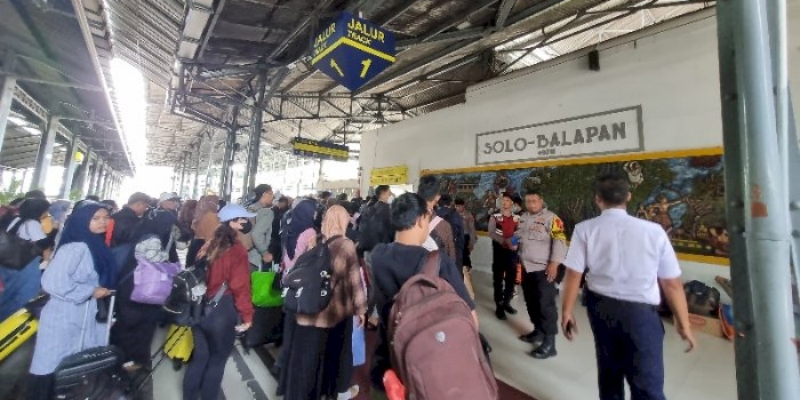 Membludak, Ribuan Penumpang KRL Padati Stasiun Balapan Solo