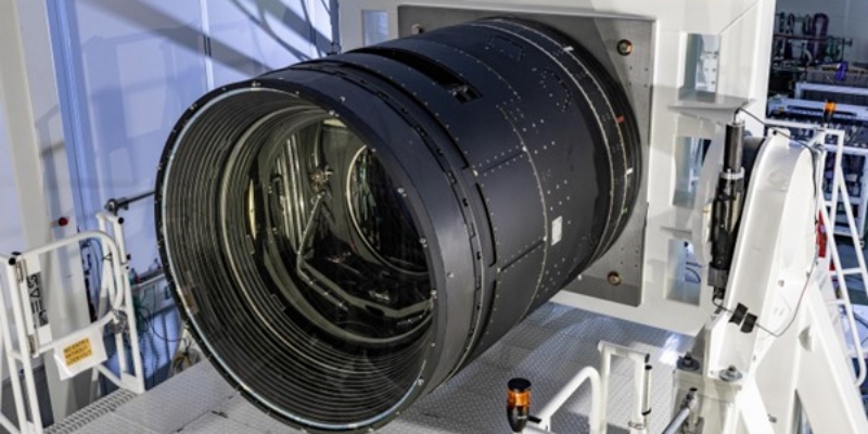 Kamera LSST dilengkapi tiga lensa khusus, yang terbesar berukuran diameter 5 kaki