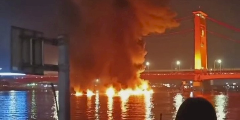 Kapal Jukung Pengangkut BBM Meledak di Sungai Musi, Nakhoda Ditemukan Tewas