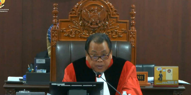 Satire "Bantal Tidur" Hakim MK ke Kuasa Hukum Golkar
