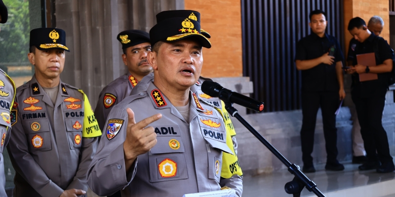 Komjen Fadil Serahkan Bantuan Kendaraan dan Almatsus Polda Bali