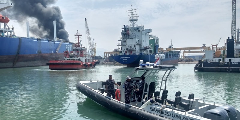 Lanal Banten dan Stakeholder Berjibaku Padamkan Api di Kapal MT. Gebang