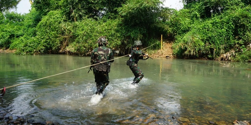 Pasukan Petarung Marinir Latihan Penyeberangan Sungai