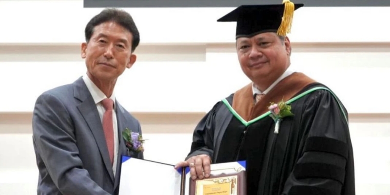 Rektor Universitas Nasional Gyeongsang (GNU), Prof. Kwon Soon-Ki memberikan gelar honoris causa kepada Menteri Koordinator Bidang Perekonomian, Airlangga Hartarto/Ist