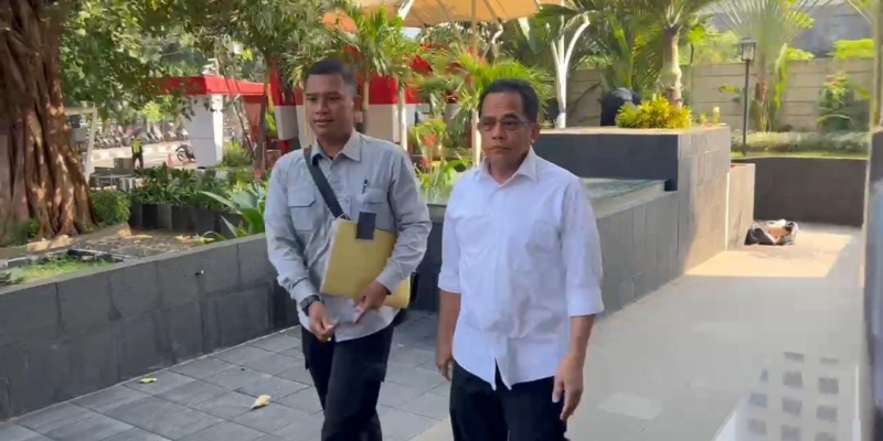 Tiba di KPK, Sekjen DPR Indra Iskandar Langsung Tutup Mulut