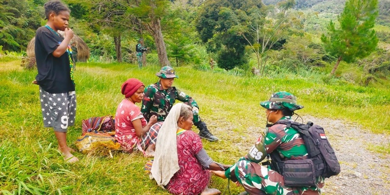 Prajurit TNI Terus Bantu Kesehatan Warga di Pedalaman Papua