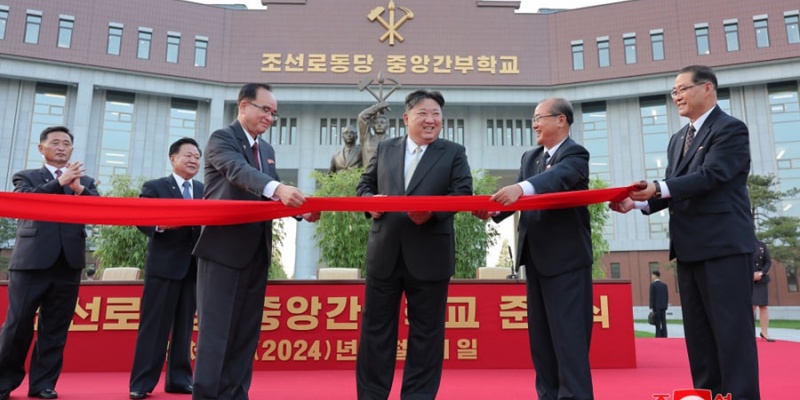 Kim Jong Un Resmikan Sekolah Pelatihan Kader Pusat Partai Pekerja Korea