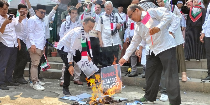 Pengunjuk rasa membakar bendera Israel di aksi bela Palestina serentak di Universitas Muhammadiyah Jakarta, Cirendeu, pada Selasa, 7 Mei 2024/RMOL