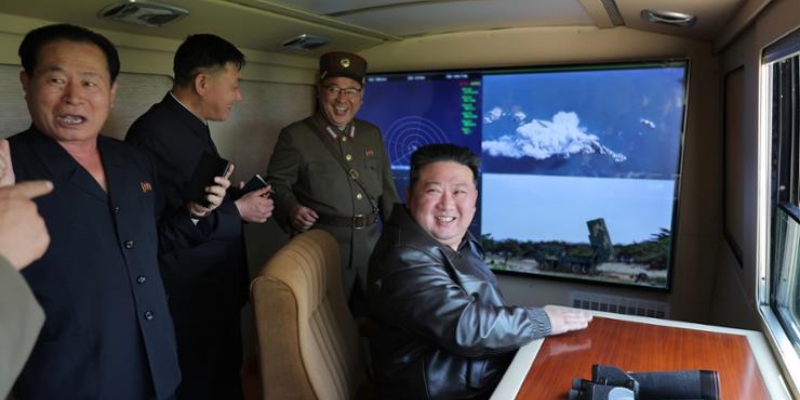 Disaksikan Kim Jong Un, Korea Utara Uji Coba Rudal Balistik dengan Sistem Navigasi Baru
