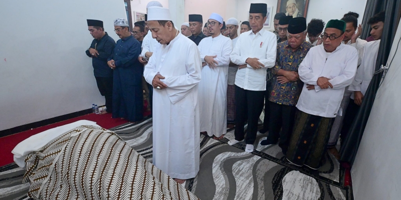 Presiden Jokowi Ikut Shalatkan Almarhumah Istri Habib Luthfi bin Yahya