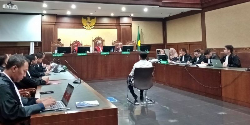 Hakim Tegur Pengunjung Sidang yang Bertepuk Tangan saat JK Bela Karen Agustiawan di Persidangan