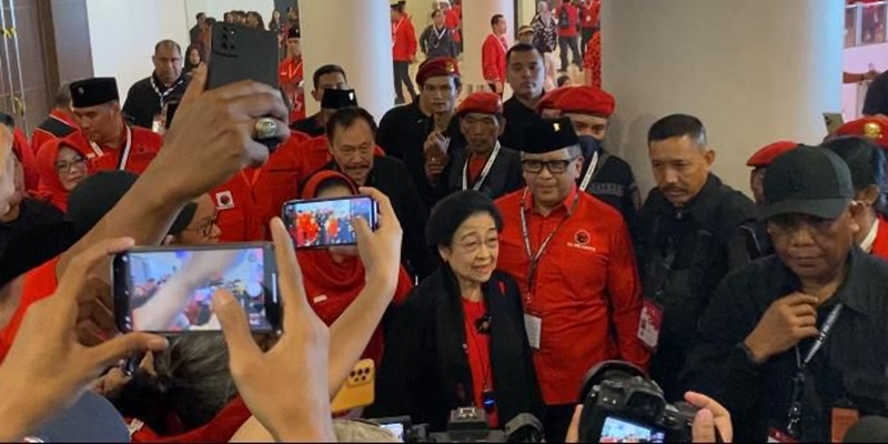 Megawati Pakai Baju Hitam Tiba di Arena Rakernas V PDIP