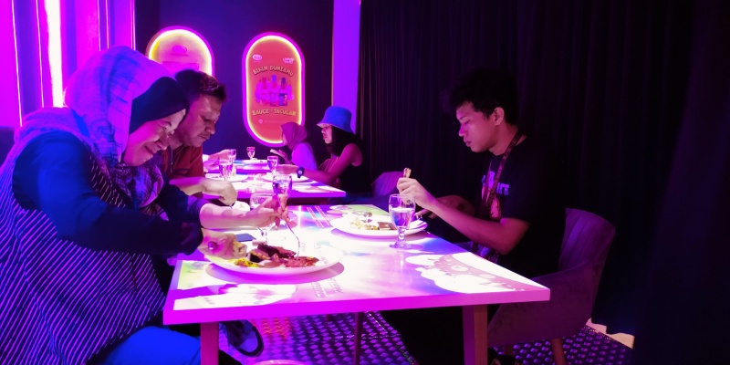 Pengunjung yang menikmati hidangan Animated Fine Dining Experience di  booth Sasa di JIExpo Kemayoran pada Sabtu, 23 Juni 2024/RMOL