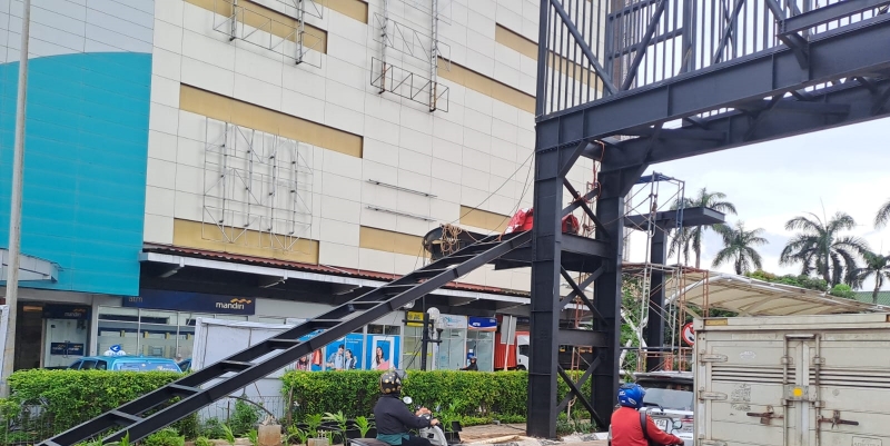 Warga Keluhkan JPO di Pintu Masuk Perumahan Taman Villa Bekasi
