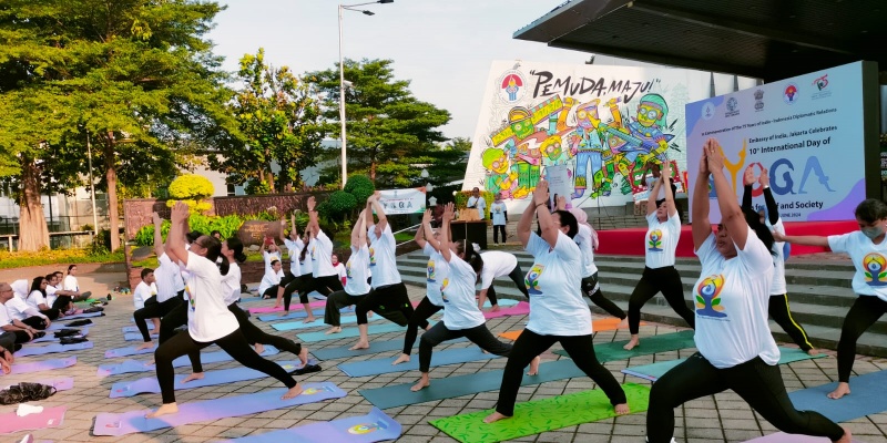 Peserta yang mengikuti acara perayaan International Day of Yoga yang digelar Kedubes India di lapangan Kemenpora RI pada Jumat pagi, 21 Juni 2024/RMOL