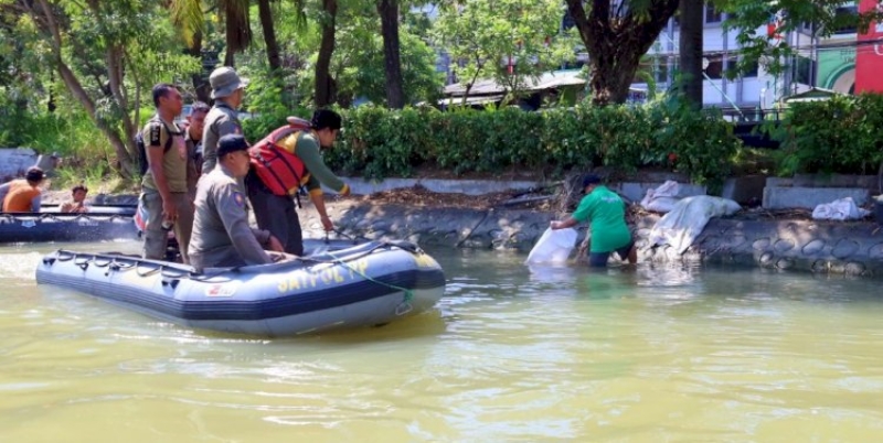 Petugas Pergoki Warga Buang Kotoran Hewan Kurban di Sungai