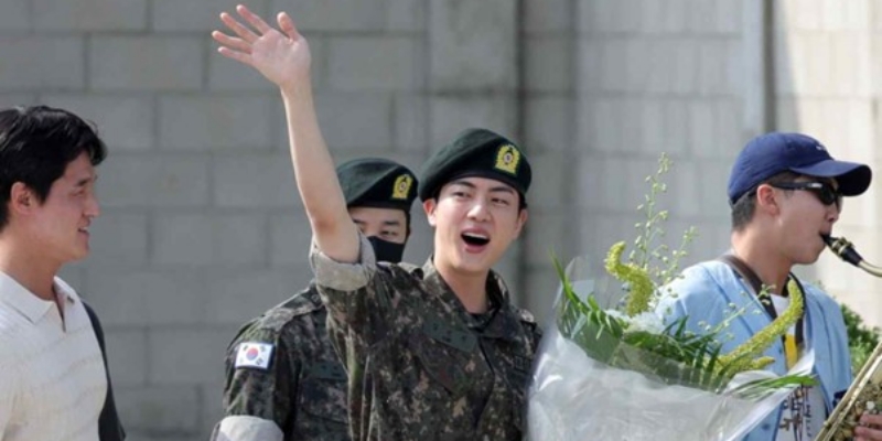 Jin BTS Selesaikan Wajib Militer