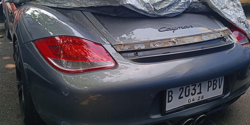 Pengemudi <i>Porsche Cayman</i> Tewas Usai Tabrak Truk di Jalan Tol