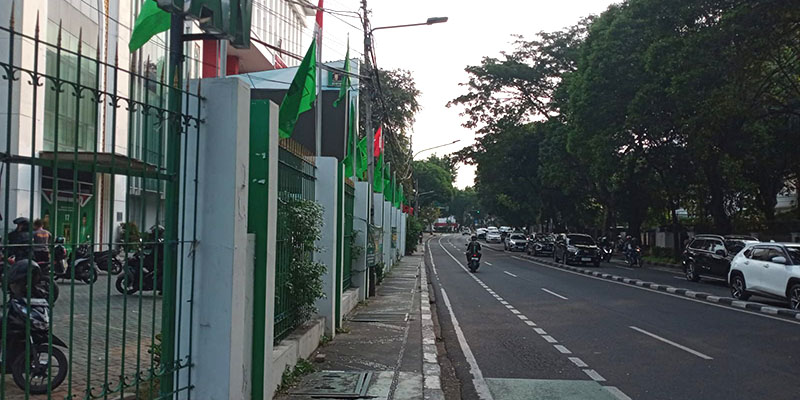 Kelompok Massa Pro dan Kontra Mardiono Membubarkan Diri dari Kantor PPP