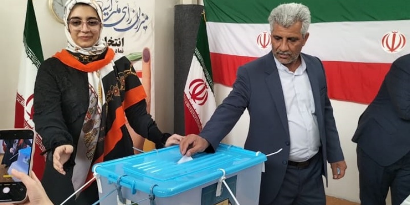 Peserta pemilu Iran memasukkan surat suara ke kotak suara di rumah dinas Kedutaan Besar Iran di Jalan Tulung Agung No. 3, Menteng pada Jumat, 28 Juni 2024/RMOL