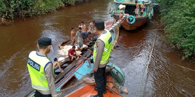 Kapal Jukung Bermuatan Pupuk Karam di Perairaan Jalur 19 Banyuasin