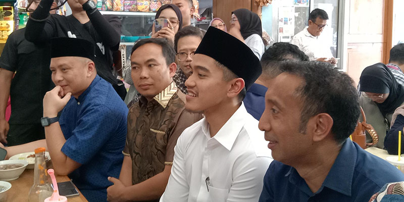 Kaesang Makan Mie Ayam Usai Jumatan di Markas Muhammadiyah Jakarta