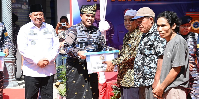 KSAL Terima Gelar Adat Usai Gelar Baksos di Riau