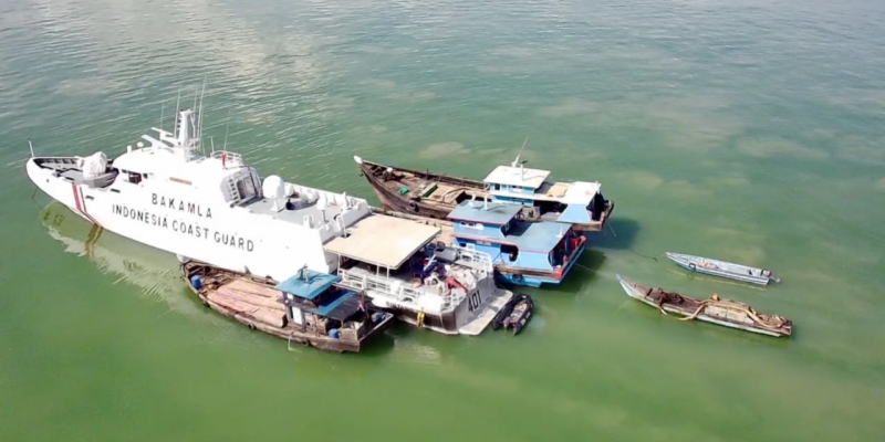 Bakamla Tangkap 3 Kapal Penambang Pasir di Pulau Babi