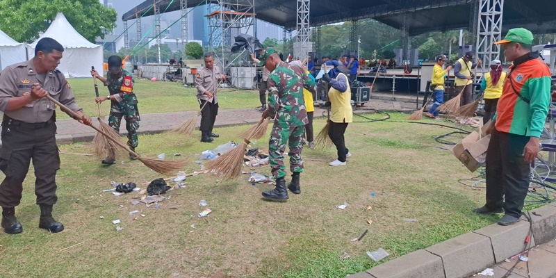 TNI-Polri dan Pemprov Jakarta Gotong Royong Bersih-bersih Monas