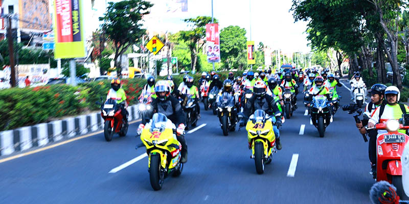 2 Pembalap Pertamina Enduro VR46 Racing Team Parade Bareng Komunitas Klub Motor Bali