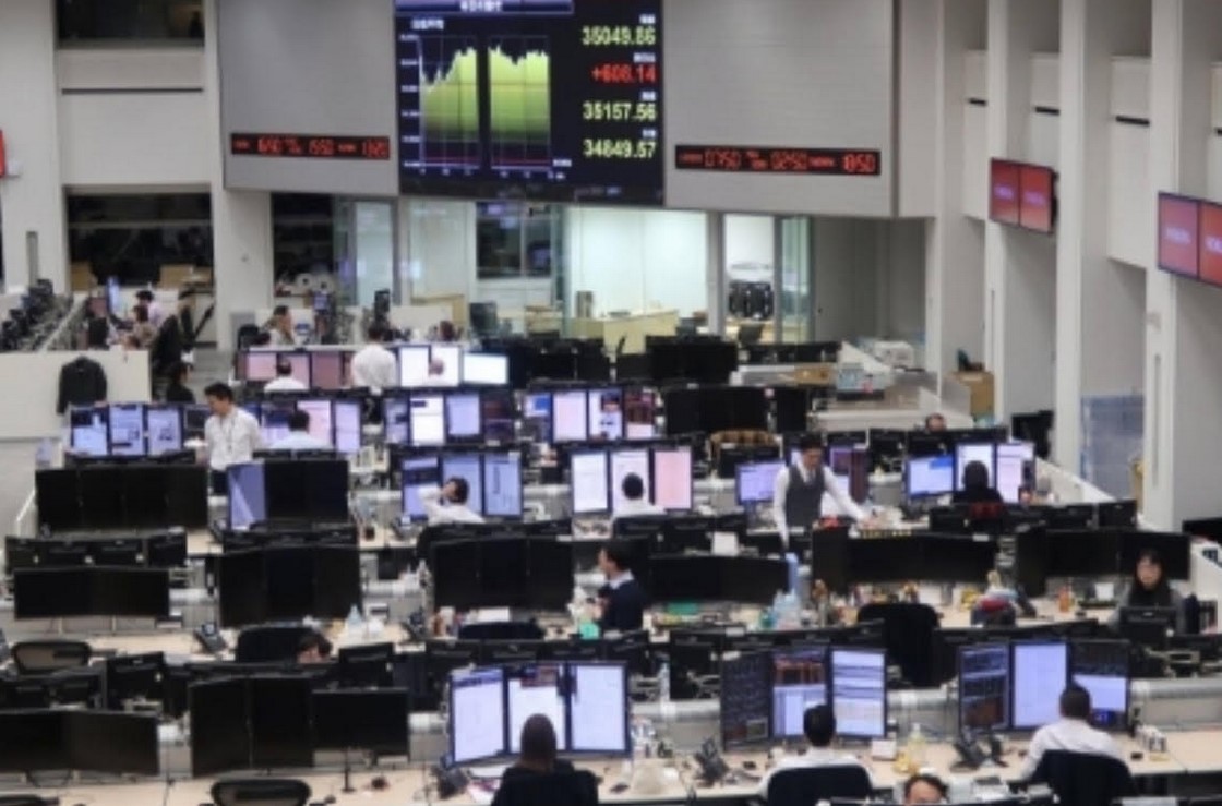 Bursa Jepang Tertekan Saham Teknologi, IHSG Terus Melaju