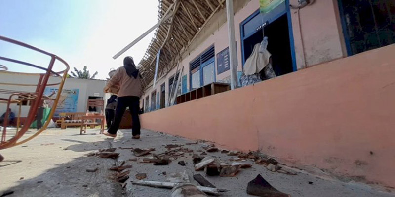 Puluhan Murid Melihat Bangunan Sekolah Mereka Ambruk pada Hari Anak Nasional
