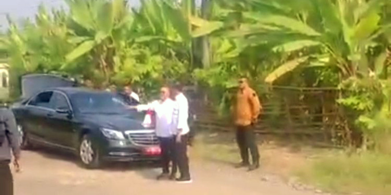Jokowi Sempat Turun dari Mobil untuk Cek Jalan Rusak di Lamsel