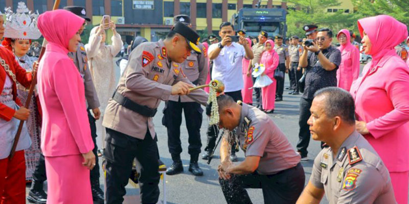 Siraman Air Kembang Hiasi Kenaikan Pangkat Ratusan Personel Polda Lampung