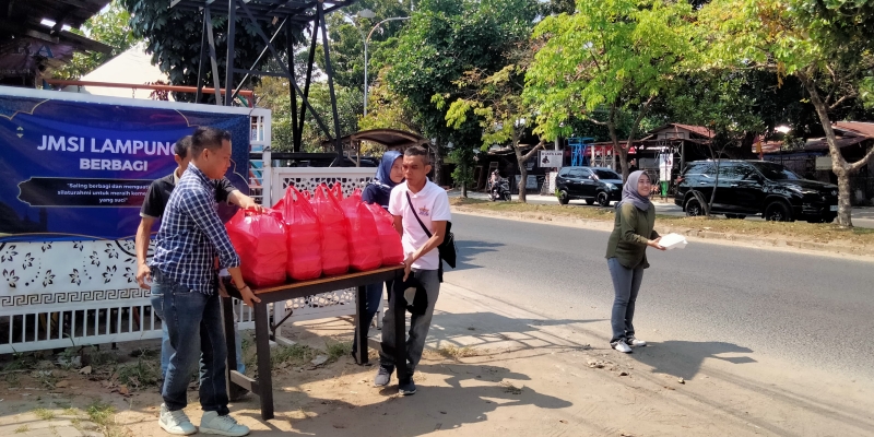Jumat Berkah, JMSI Lampung Berbagi Nasi Kotak untuk Masyarakat