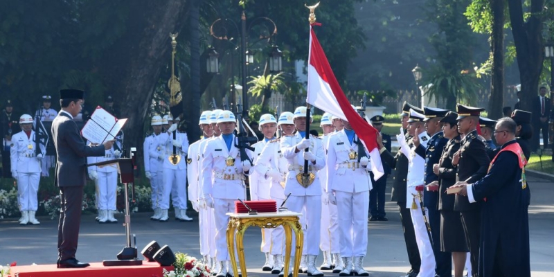 Lantik Perwira TNI-Polri, Jokowi Ingatkan Banyak Disrupsi