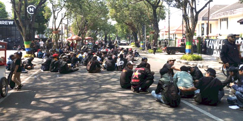 Kawal Sidang Muller Bersaudara, Ratusan Warga Dago Elos Geruduk PN Bandung