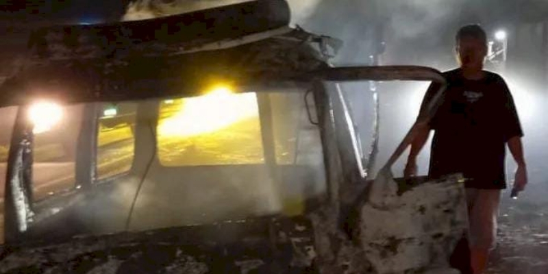 Minibus Terbakar usai Diseruduk Truk Tronton, 3 Penumpang Selamat