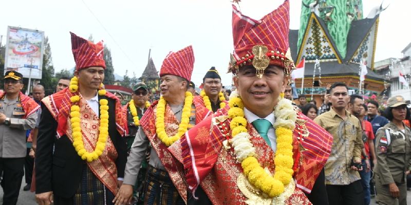 PJ Gubernur Sumut Kagumi Festival Bunga dan Buah di Berastagi