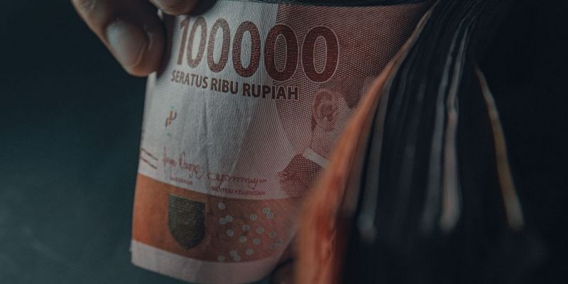 Rupiah Ditutup Cerah ke Rp16.100 per Dolar Usai BI Tahan Suku Bunga