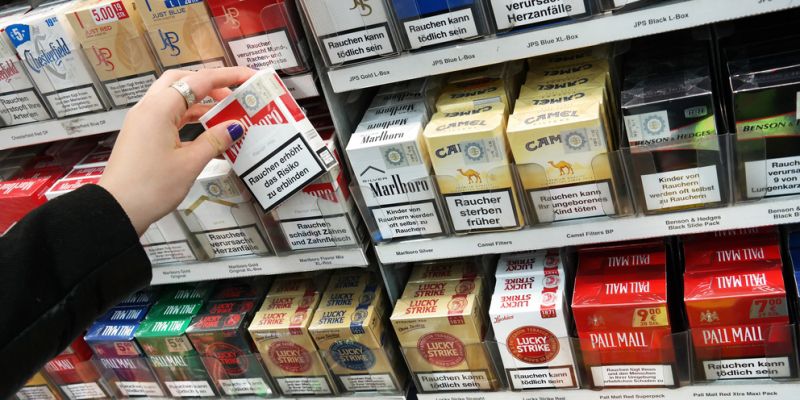 Pemilik Warung Kelontong Tolak Wacana Zonasi Penjualan Rokok