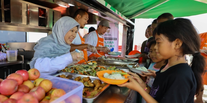 Baznas Bagikan Sajian Berkah Bergizi di Marunda